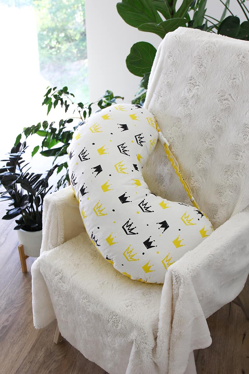 Подушка для годування Корони на білому, Yula mama