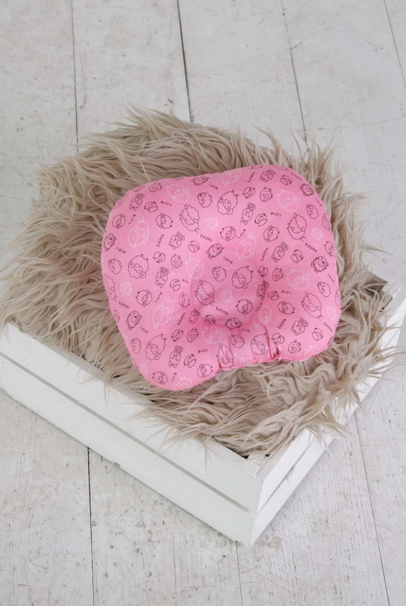 Подушка для новорожденных "Барашки" малиновые