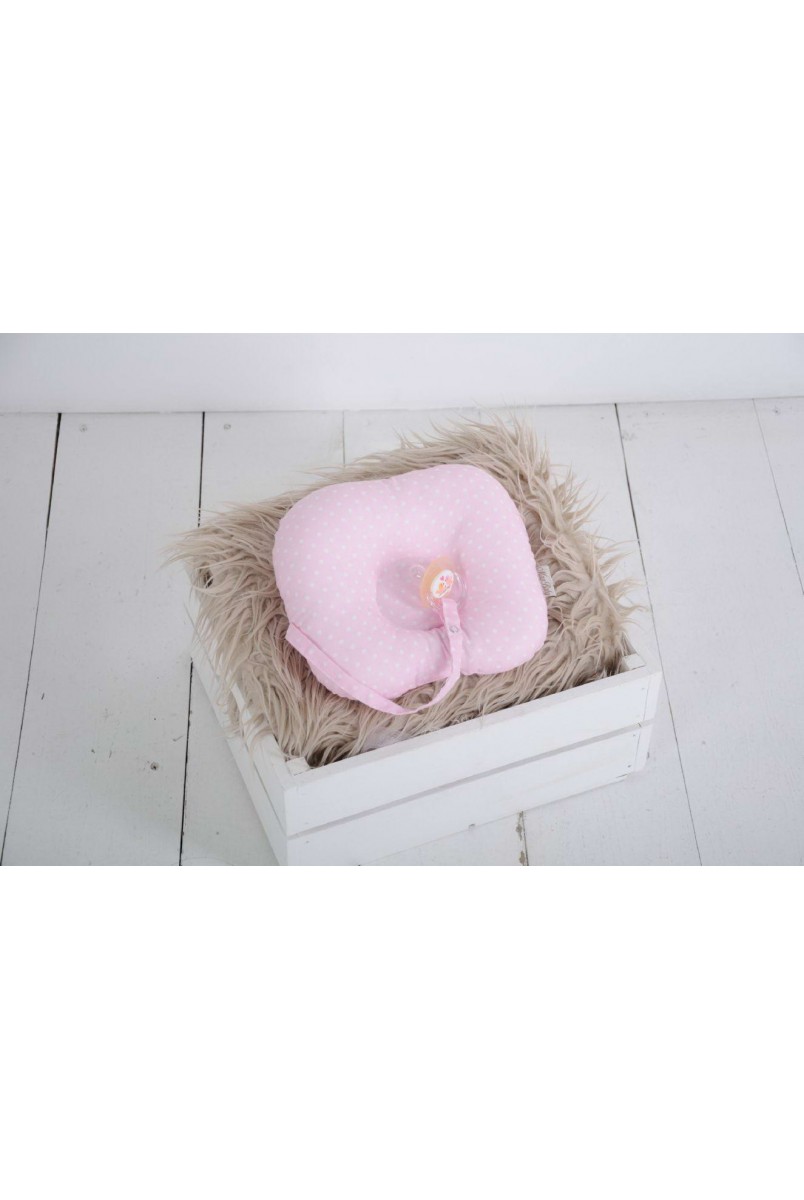Детская подушка для новорожденных с держателем горошек на розовом