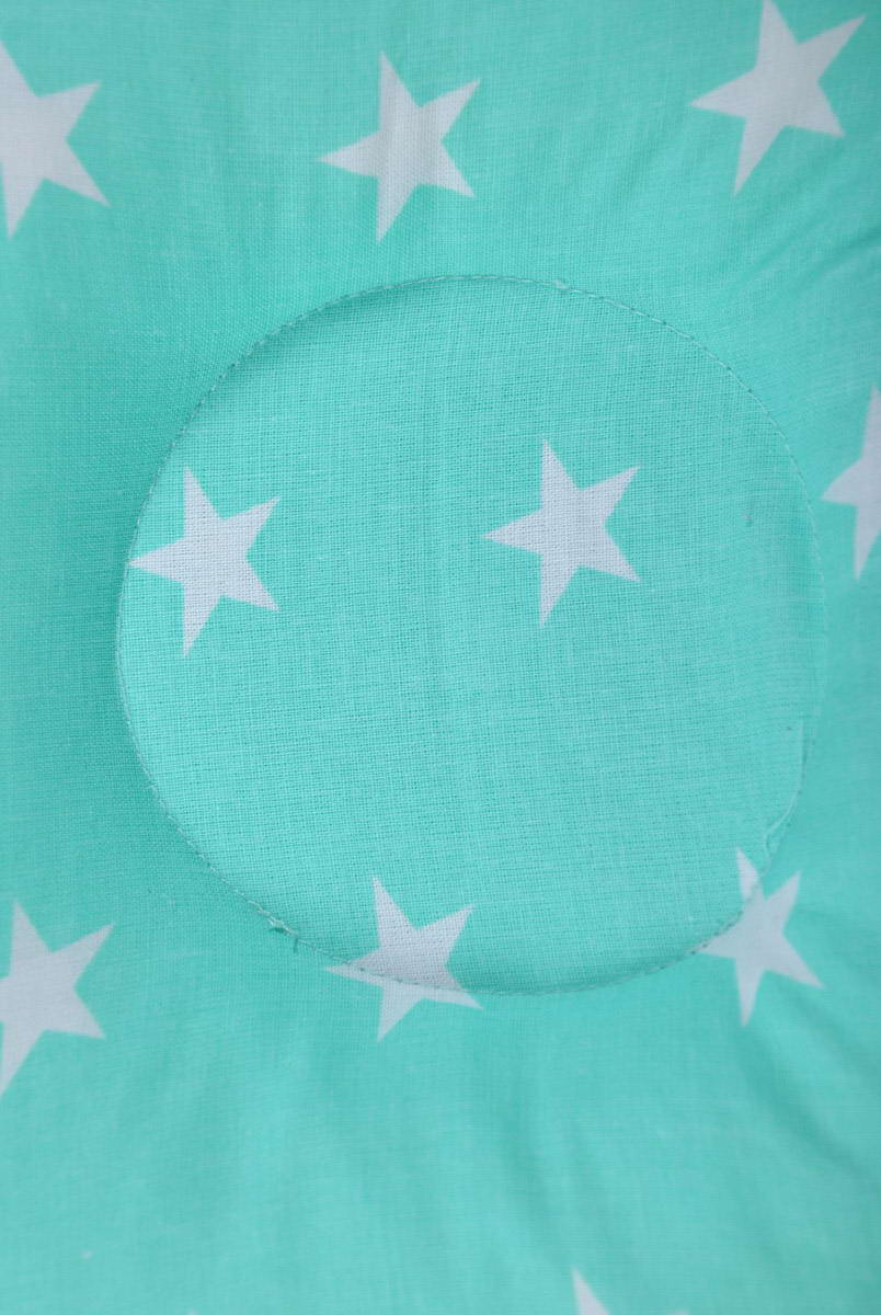 Детская подушка для новорожденных с держателем мятная с белыми звездами