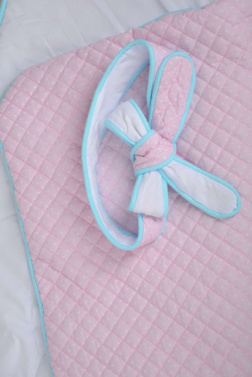 Демисезонный стеганый конверт-одеяло с кисточкой на выписку розово-бирюзовый
