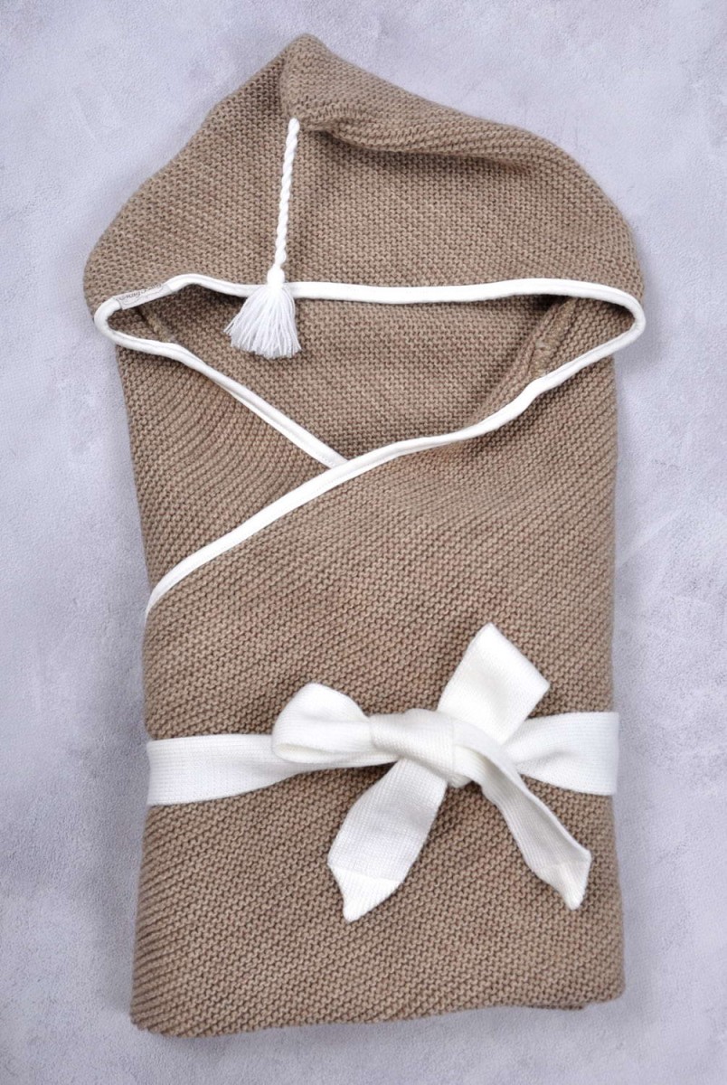 Вязаный конверт-плед с кисточкой для новорожденных коричневый